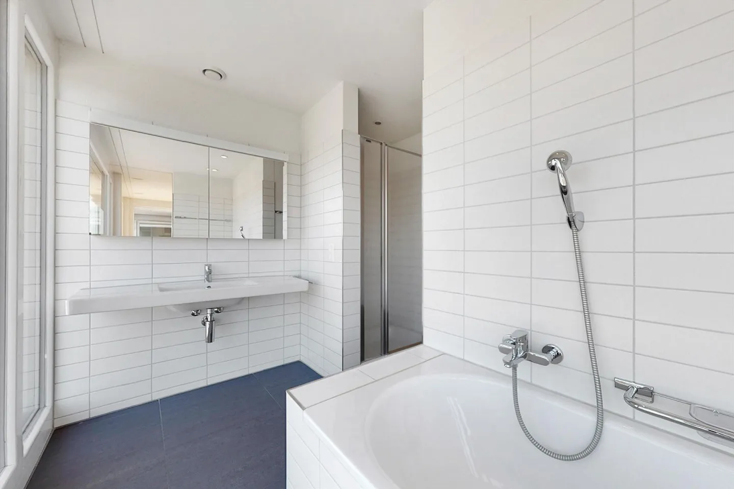 Beautiful penthouse apartment with a view of greenery - Photo 7 of 13