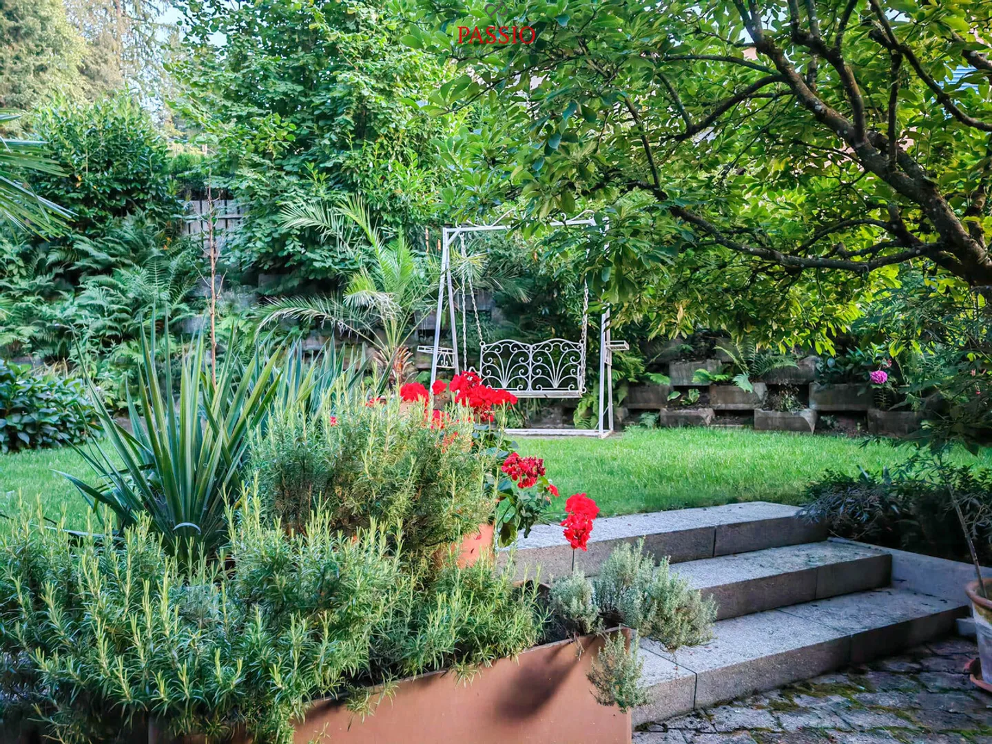 Grande casa a schiera di 10 stanze con giardino paradisiaco in posizione privilegiata - Foto 4 di 34