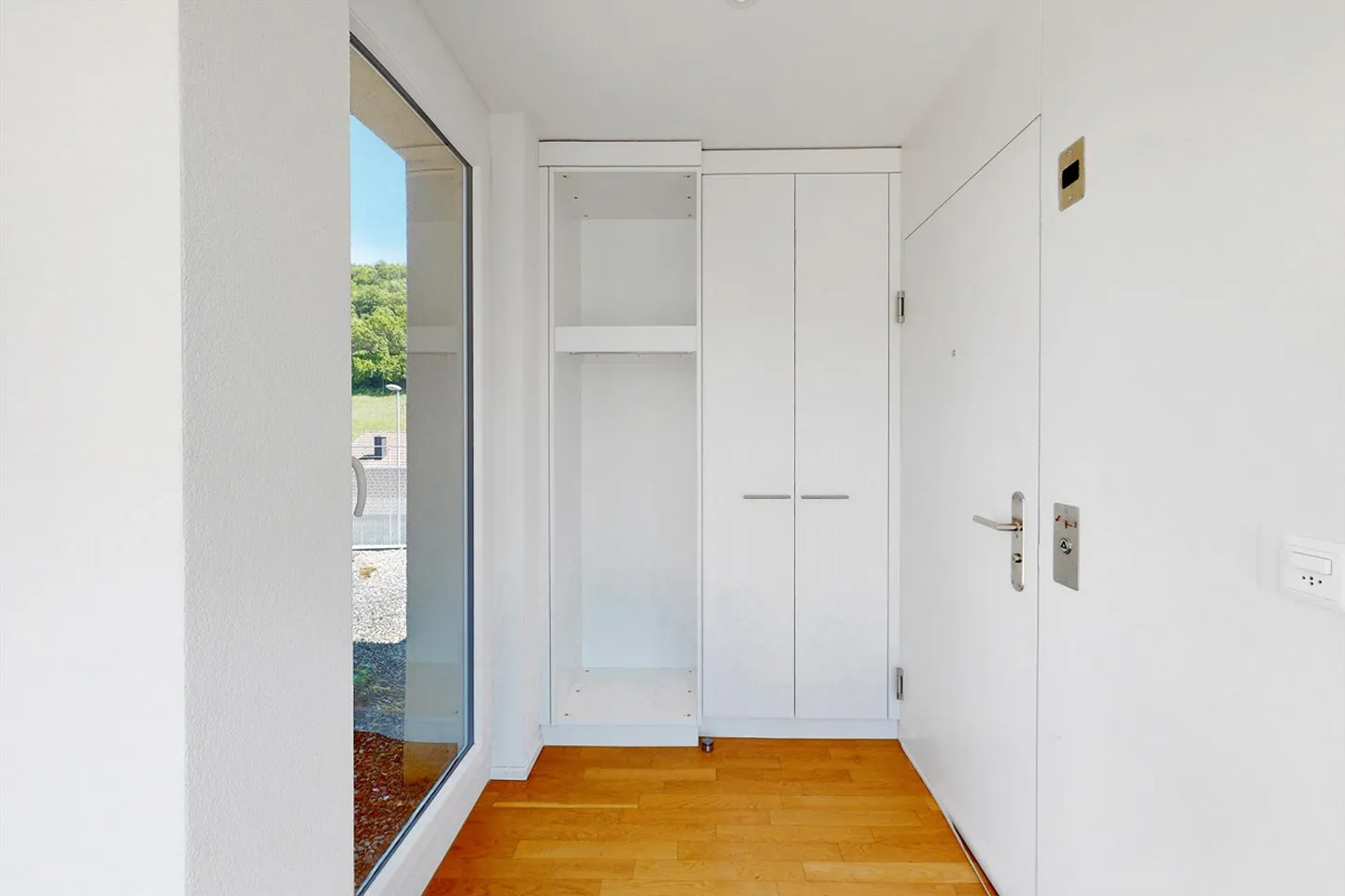 Beautiful penthouse apartment with a view of greenery - Photo 9 of 13