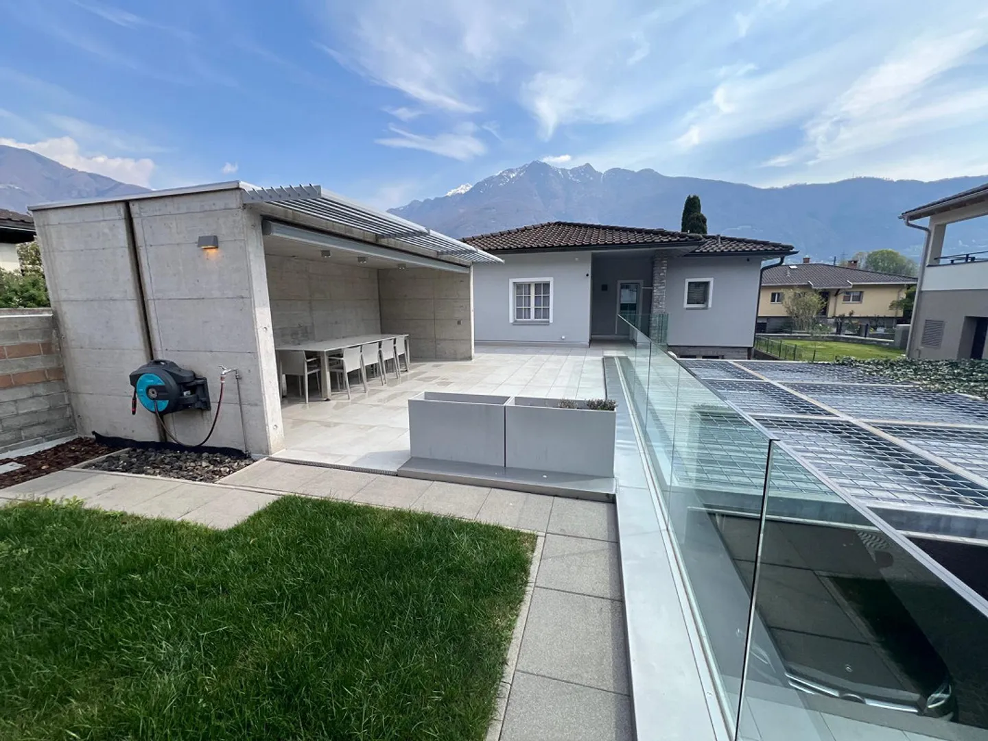 VILLA DANS UNE POSITION PRIVILÉGIÉE - AVEC UN GRAND POTENTIEL - Photo 3 sur 30