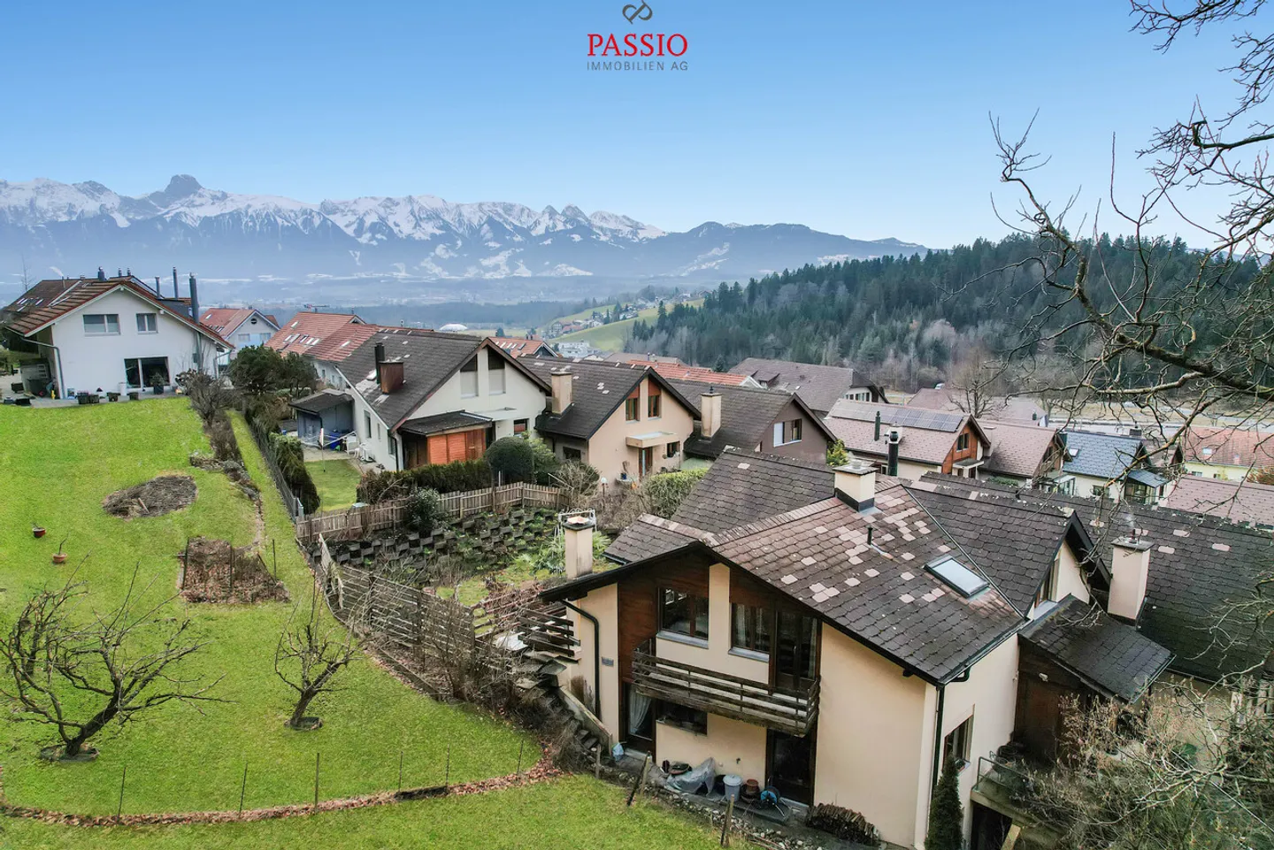 Grande casa a schiera di 10 stanze con giardino paradisiaco in posizione privilegiata - Foto 2 di 34