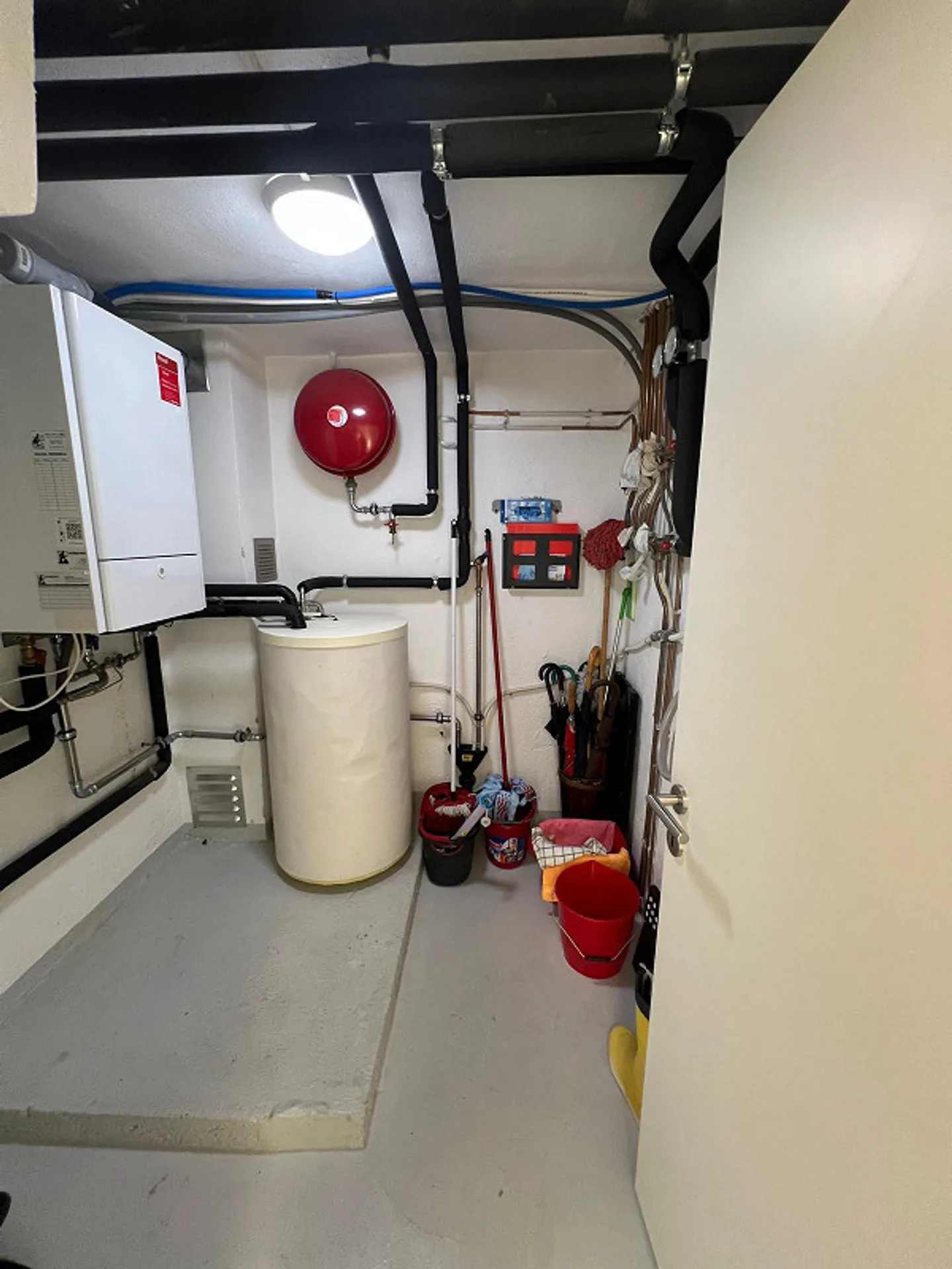 VILLA DANS UNE POSITION PRIVILÉGIÉE - AVEC UN GRAND POTENTIEL - Photo 15 sur 30