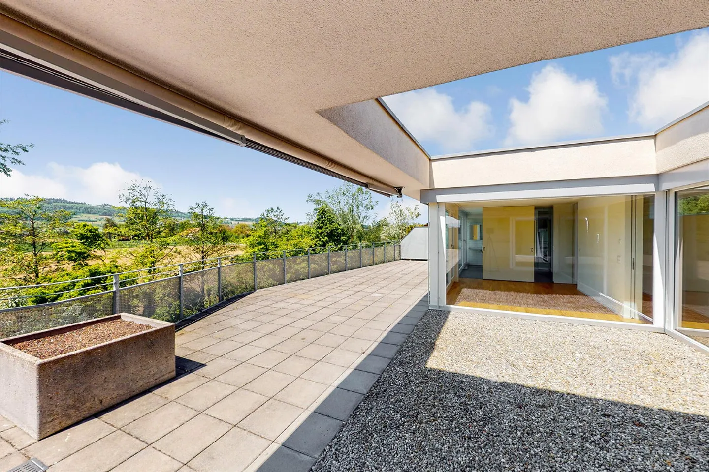 Beautiful penthouse apartment with a view of greenery - Photo 11 of 13