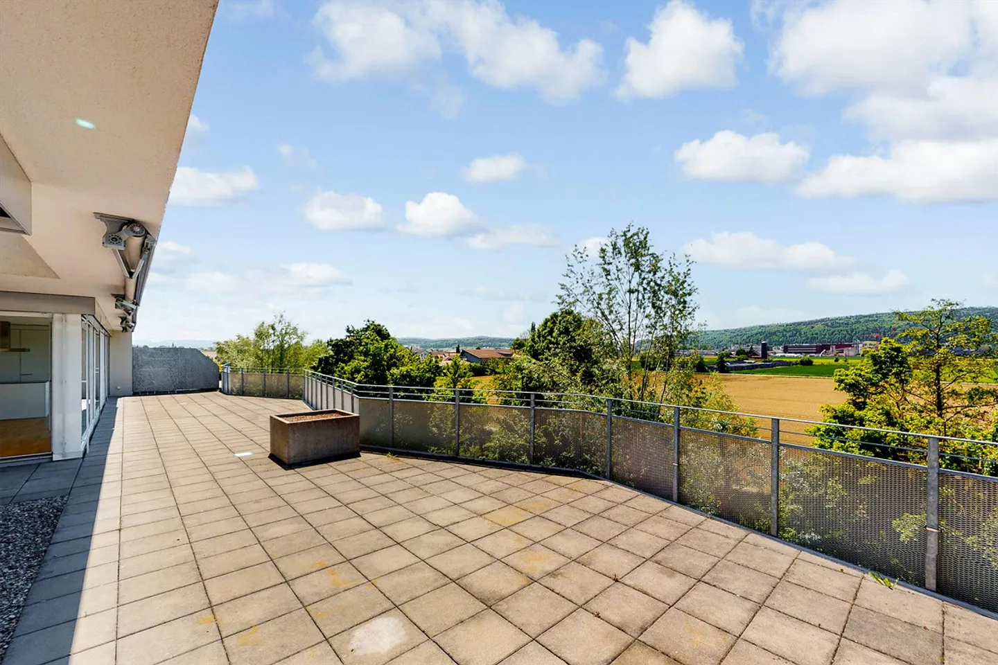 Beautiful penthouse apartment with a view of greenery - Photo 13 of 13