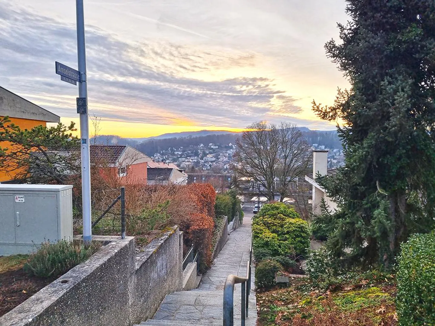 BINNINGEN - HERRLICHES HAUS - 4.5 ZIMMER - Foto 2 di 4