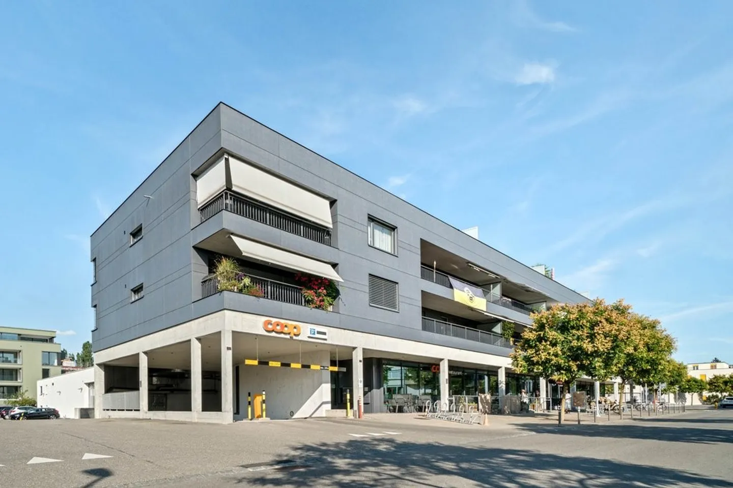 Posto auto coperto sicuro - Foto 2 di 2