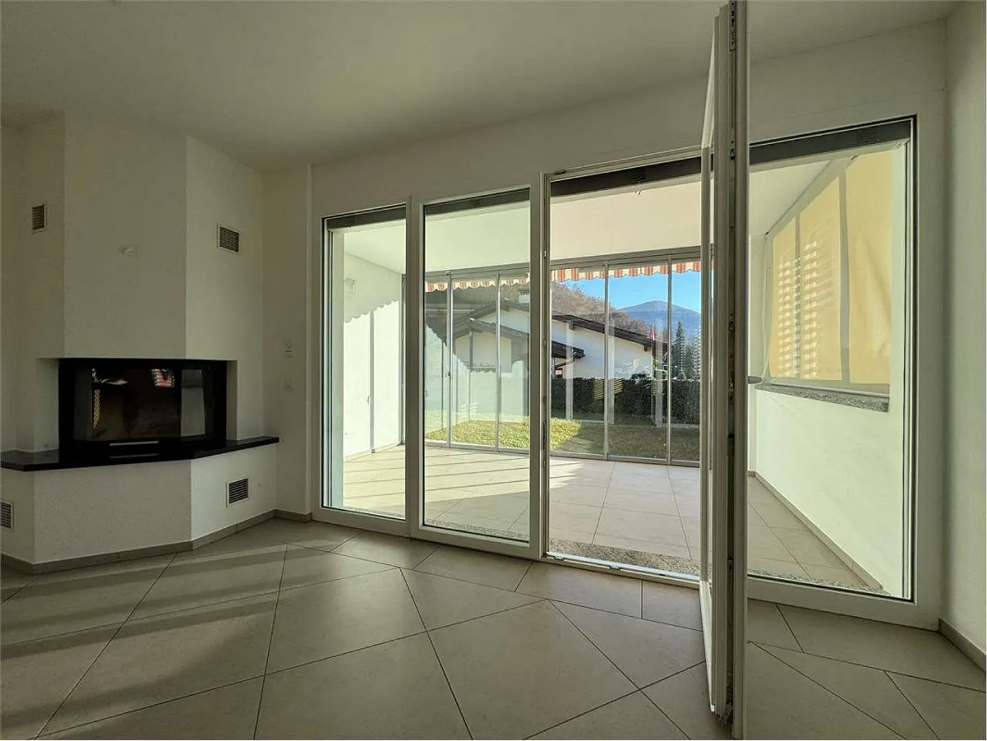 Villa moderna con vista lago - Foto 2 di 11