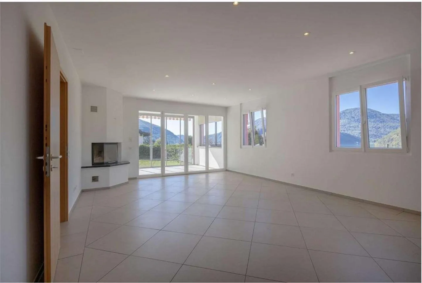 Villa moderna con vista lago - Foto 3 di 11