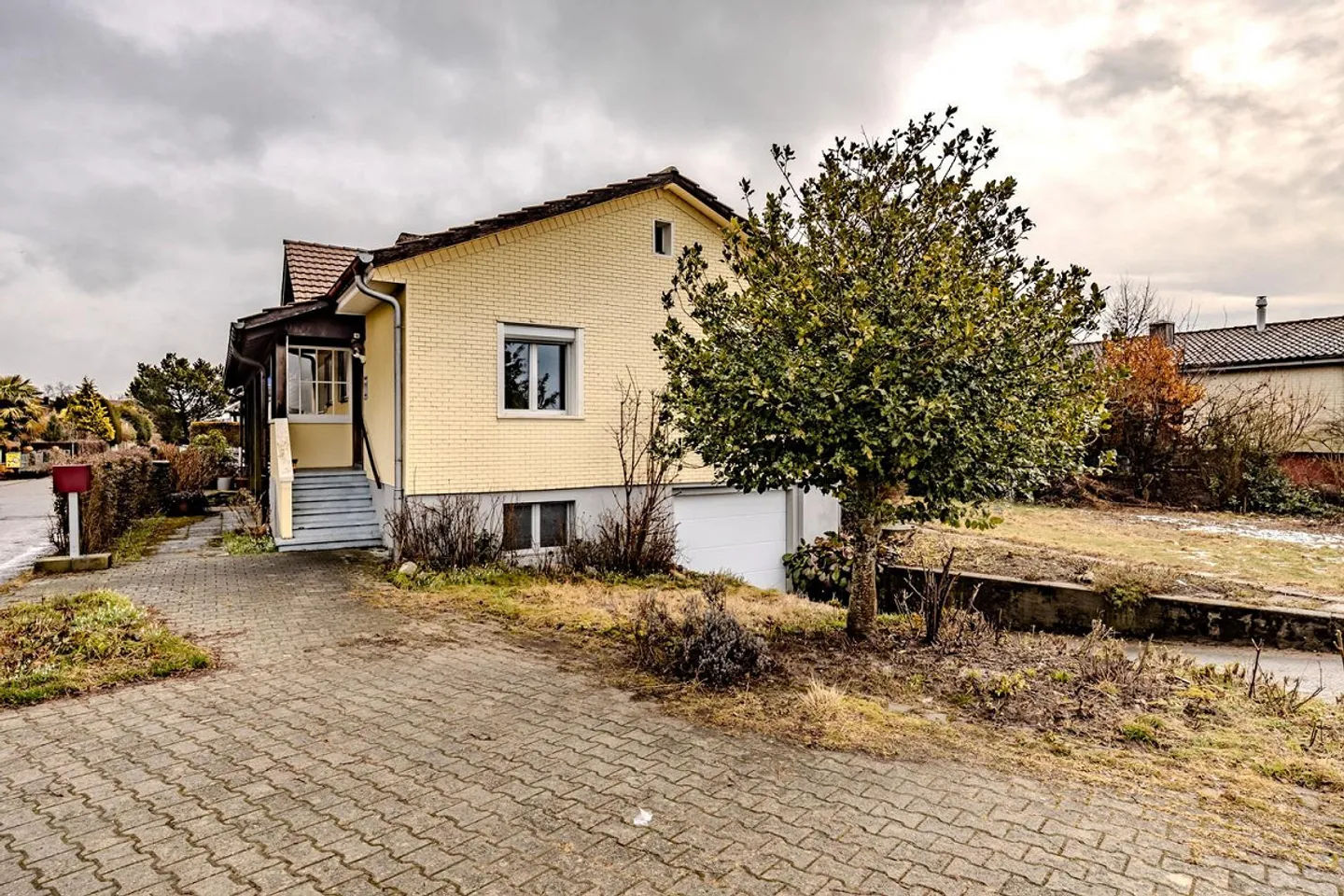 Affascinante casa unifamiliare con potenziale alla periferia di Meikirch. - Foto 2 di 11