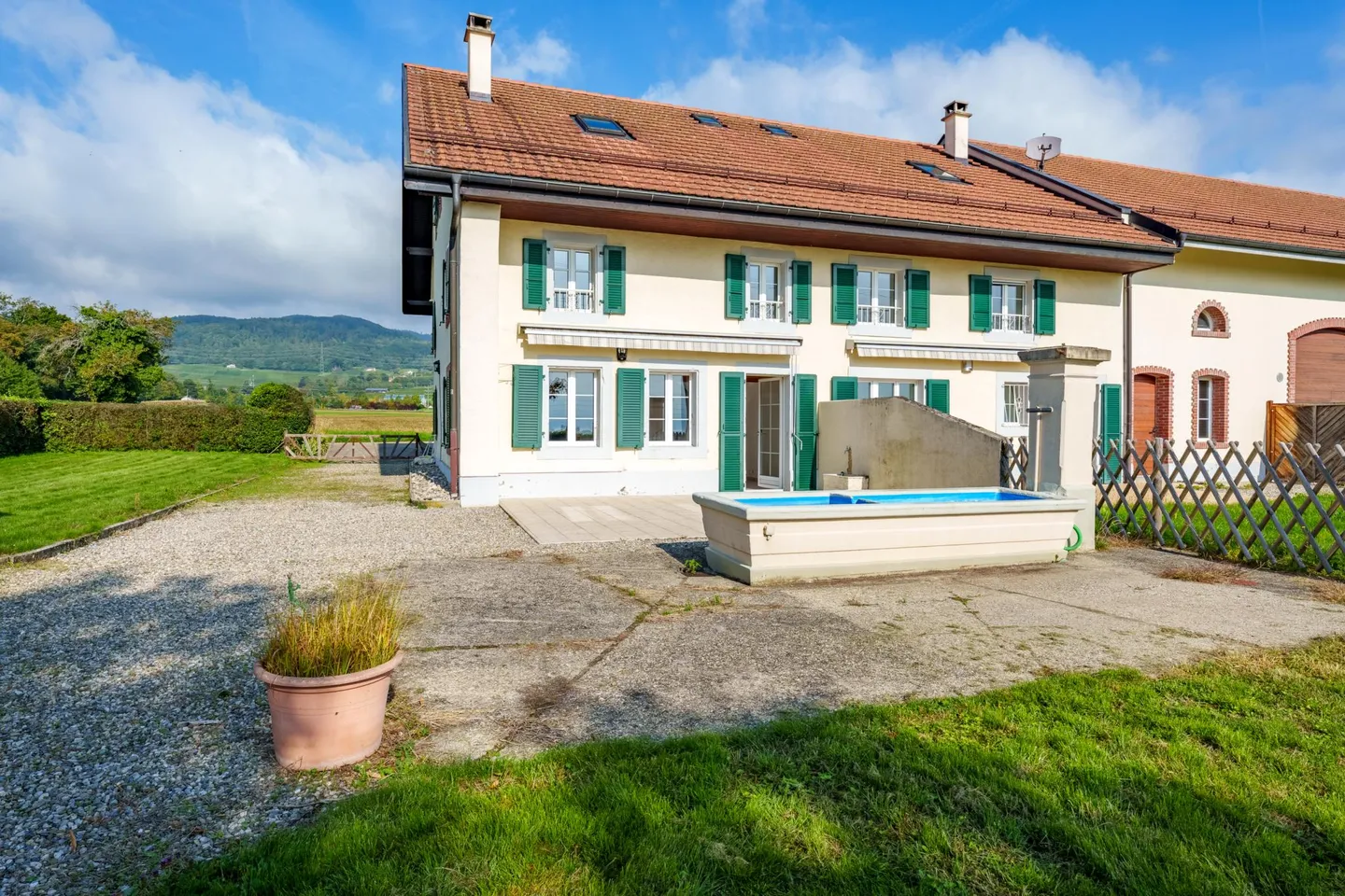 Gilly - Charming semi-detached villa with a beautiful garden - Photo 1 of 9