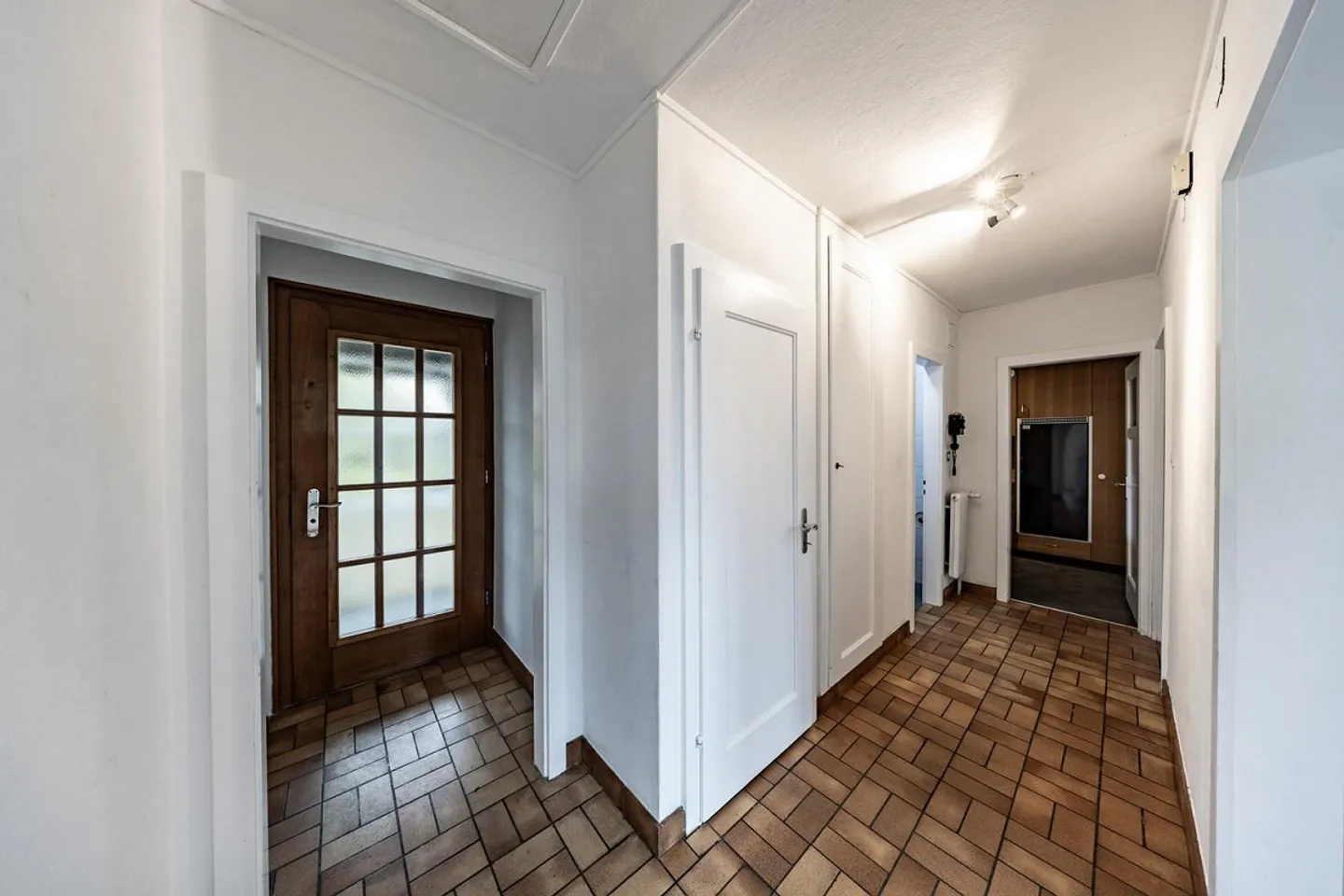 Affascinante casa unifamiliare con potenziale alla periferia di Meikirch. - Foto 8 di 11