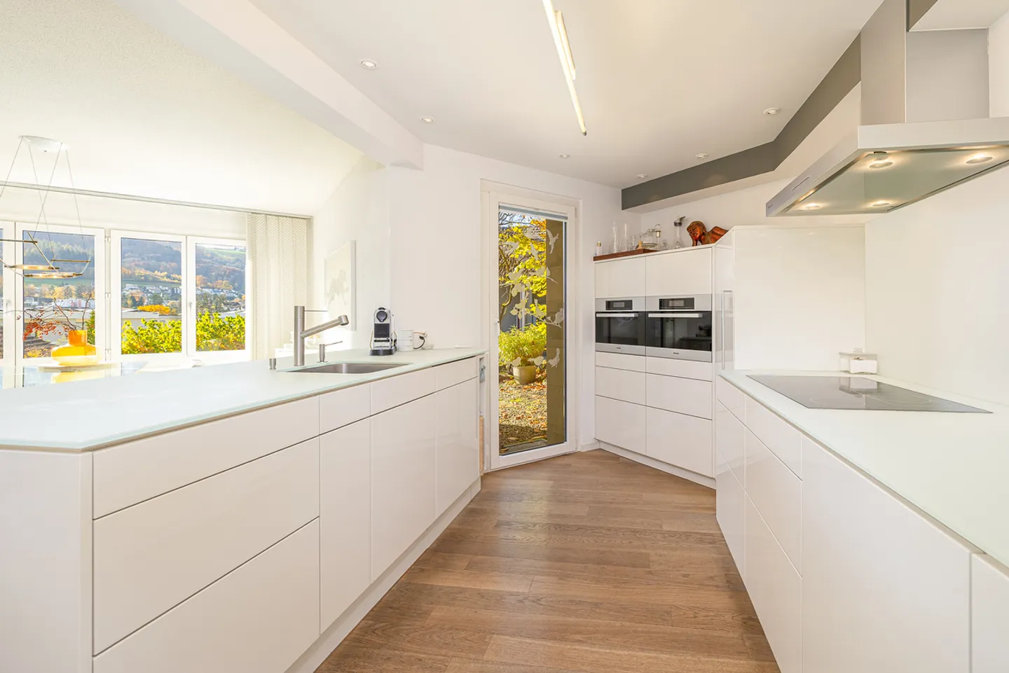 Comfortable living with harmonious ambiance - Photo 4 of 13