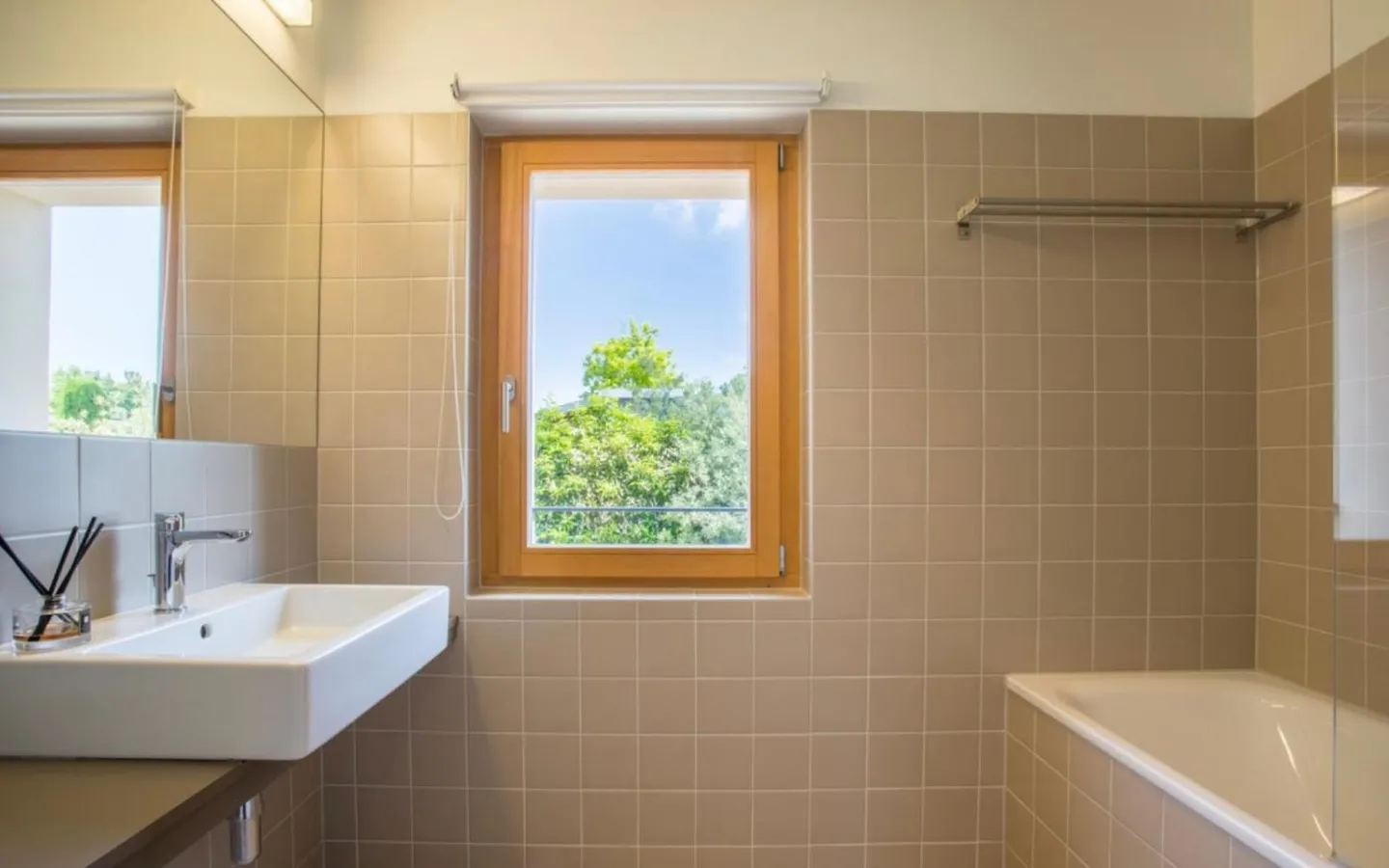 Stunning contemporary villa with 6 rooms in Troinex, close to all amenities and public transport - Photo 9 of 13