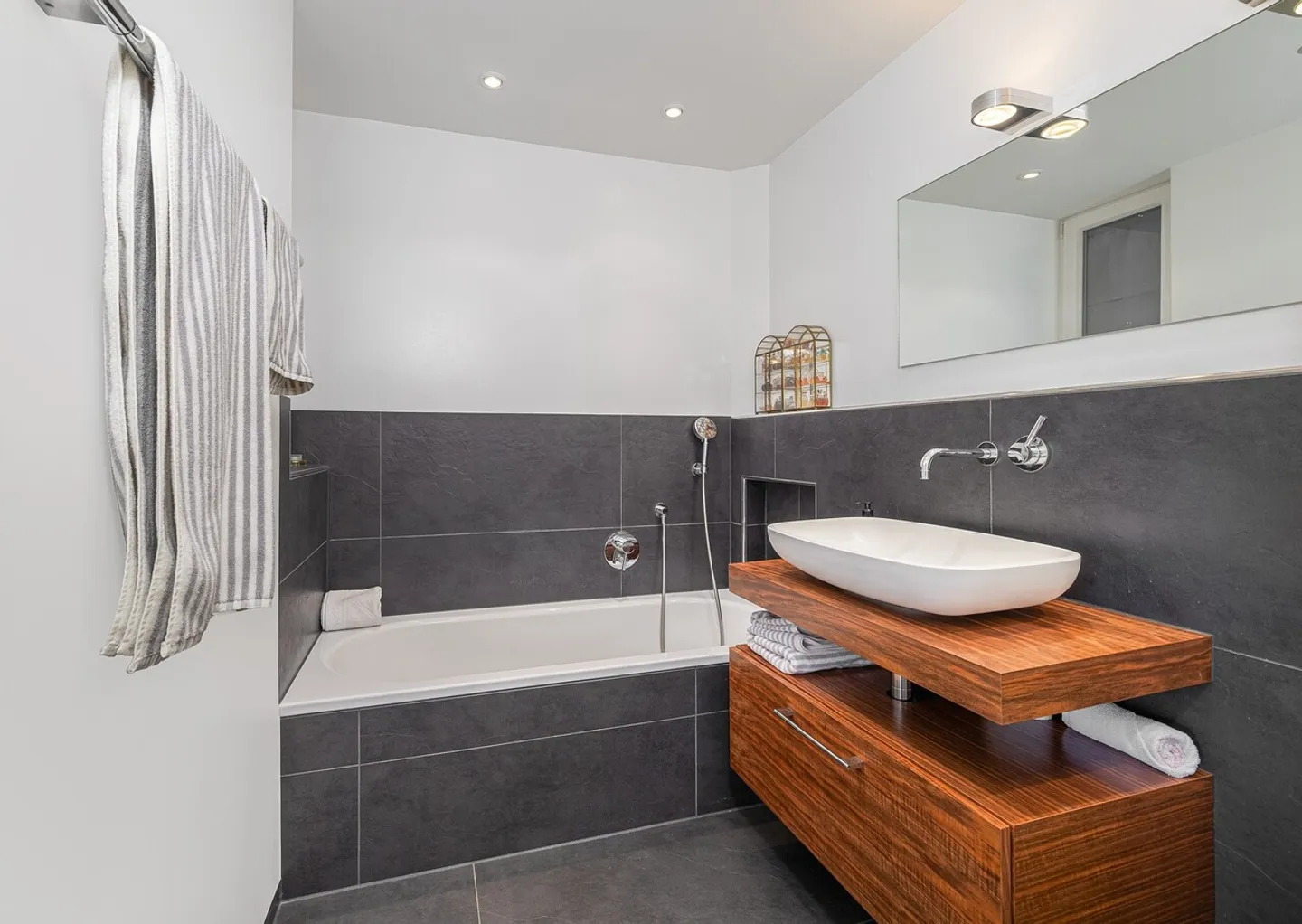 Comfortable living with harmonious ambiance - Photo 7 of 13