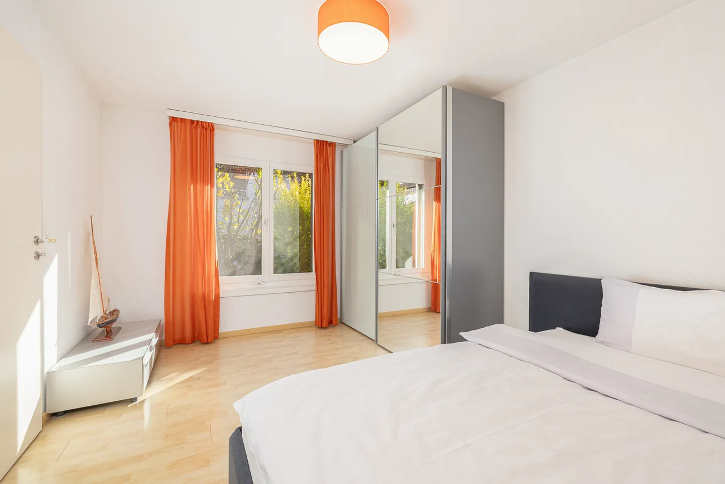 Comfortable living with harmonious ambiance - Photo 8 of 13