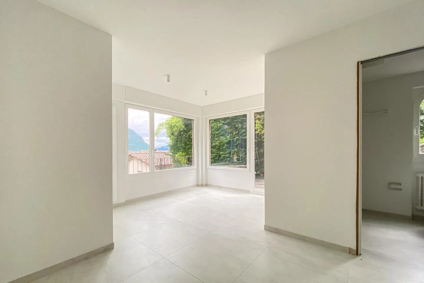 Renovated 2.5-room apartment with large garden and courtyard - Photo 2 of 13