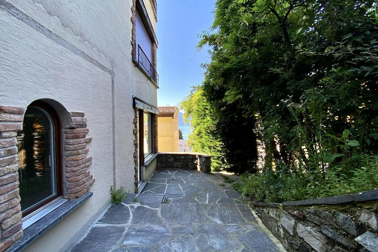 Renovated 2.5-room apartment with large garden and courtyard - Photo 9 of 13