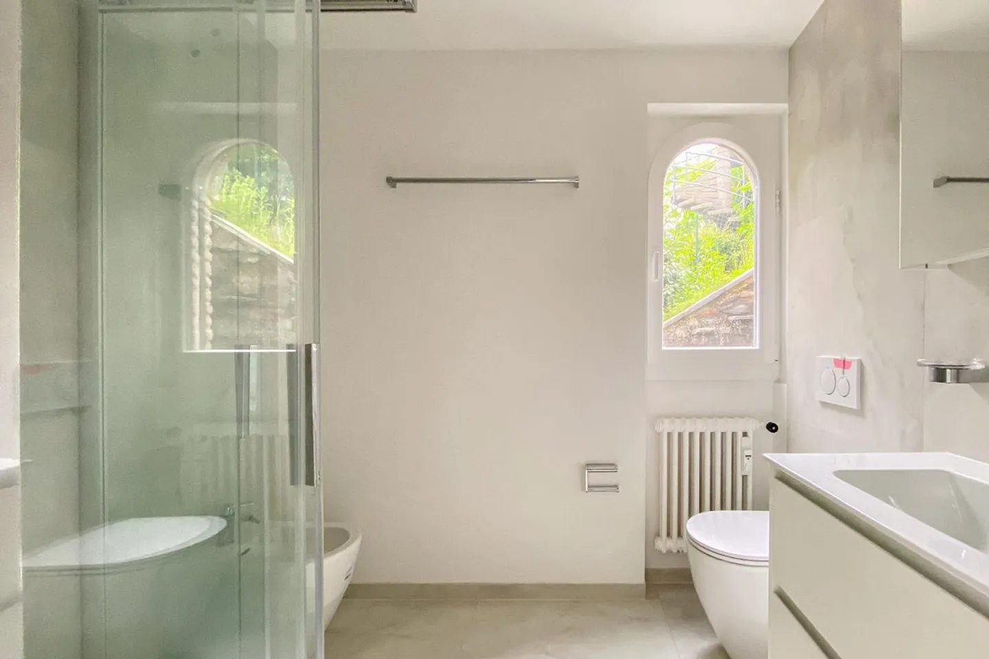 Renovated 2.5-room apartment with large garden and courtyard - Photo 10 of 13