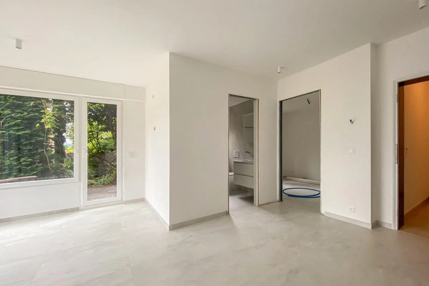 Renovated 2.5-room apartment with large garden and courtyard - Photo 3 of 13