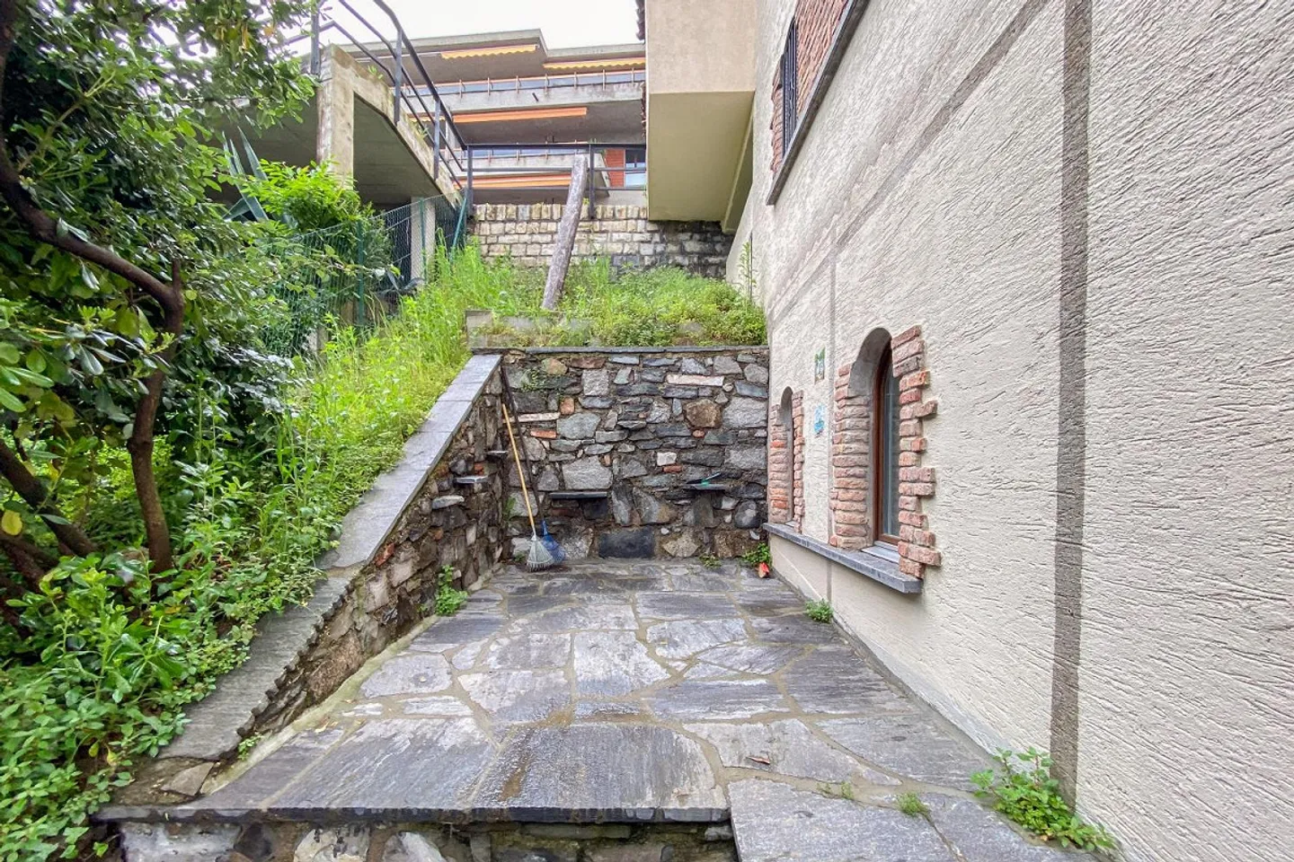 Renovated 2.5-room apartment with large garden and courtyard - Photo 4 of 13