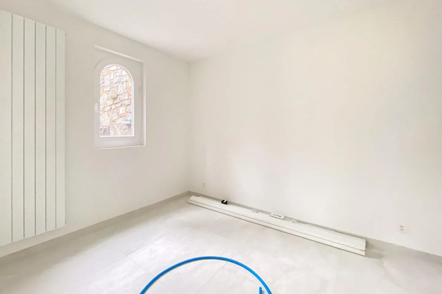 Renovated 2.5-room apartment with large garden and courtyard - Photo 11 of 13