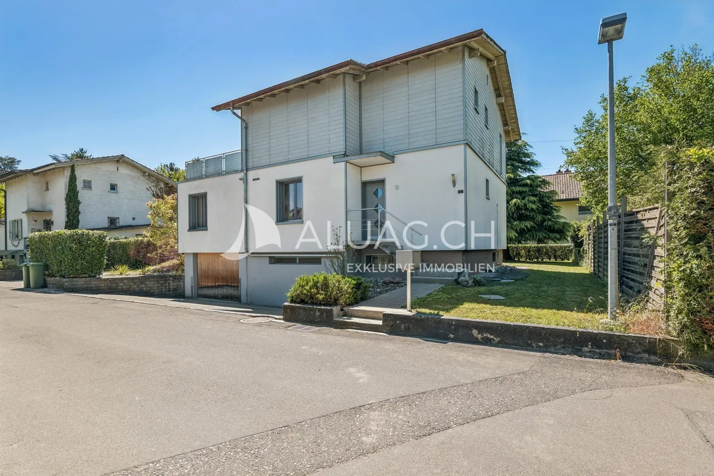 Modernes Familienhaus mit Garten - Foto 2 von 9
