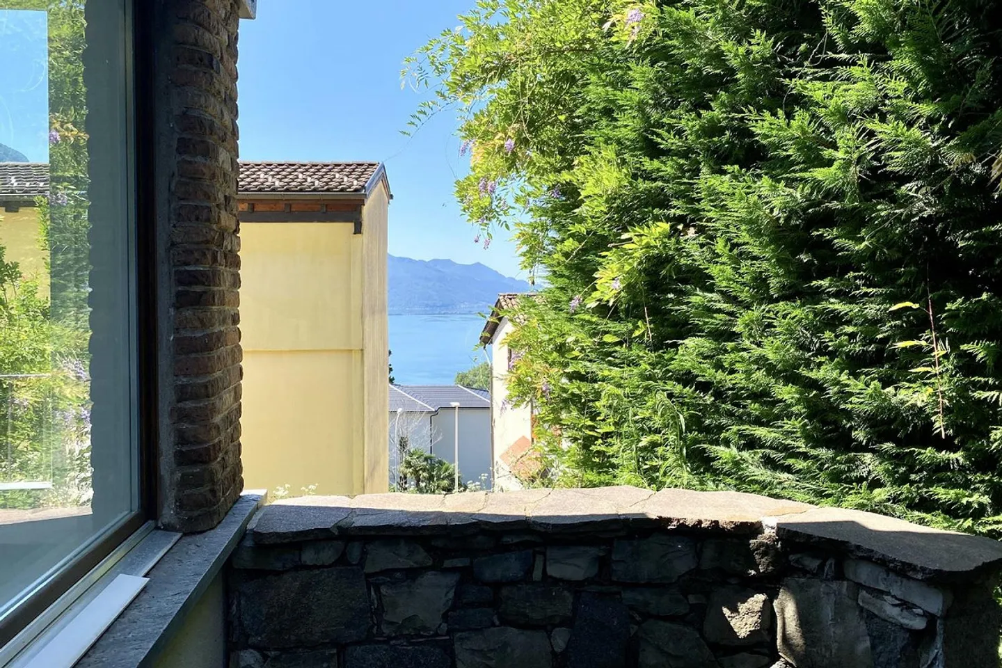 Renovated 2.5-room apartment with large garden and courtyard - Photo 12 of 13