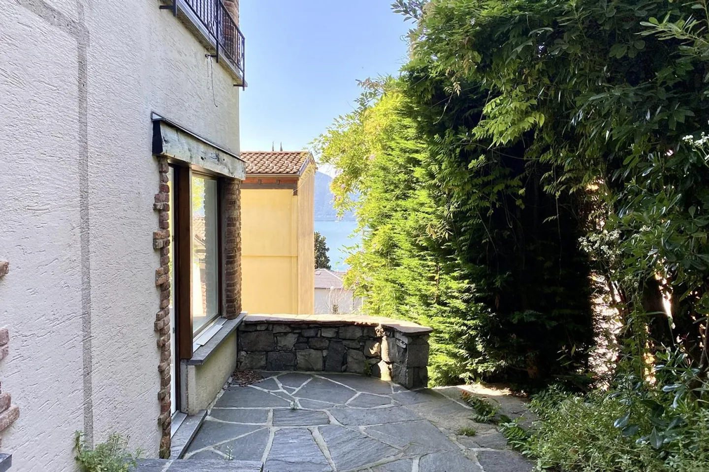 Renovated 2.5-room apartment with large garden and courtyard - Photo 13 of 13