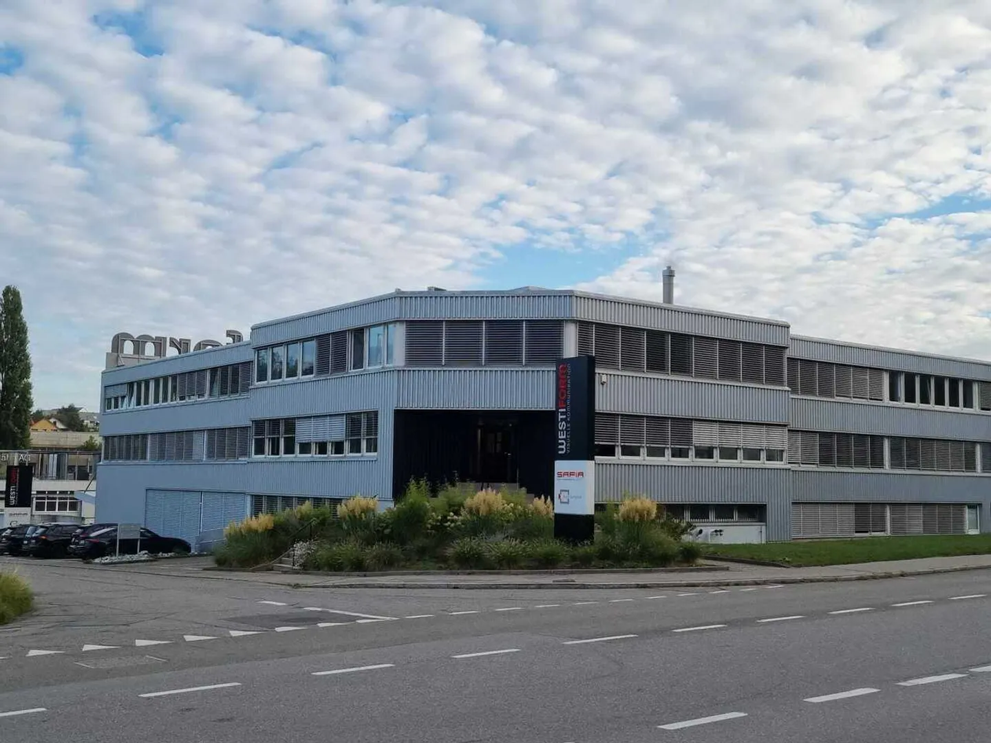 Niederwangen b.Bern, à louer, 250 m2 de bureaux et 230 m2 d'entrepôts - Photo 1 sur 8