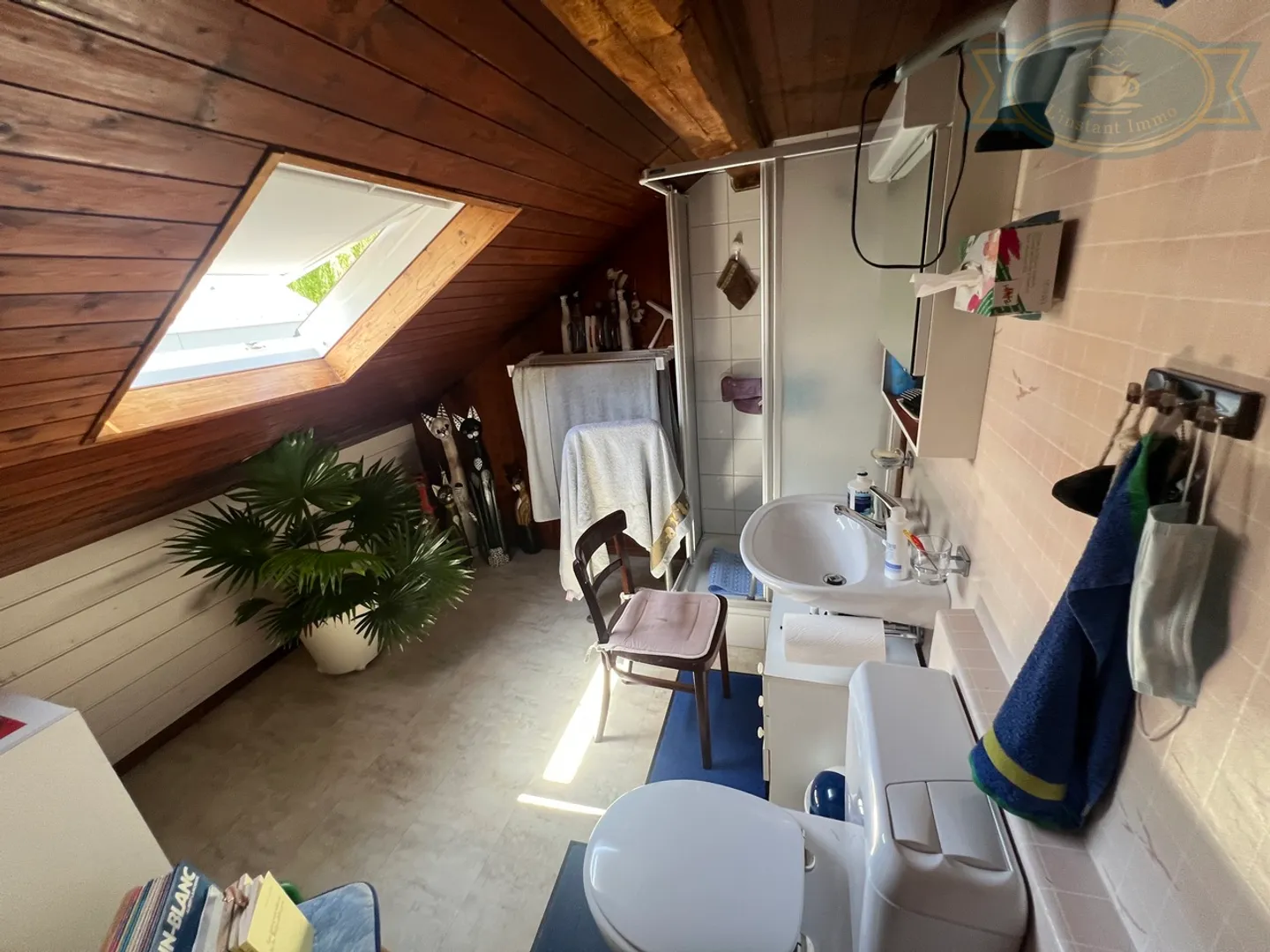 Spacious Family Home with Garden - Photo 4 of 11