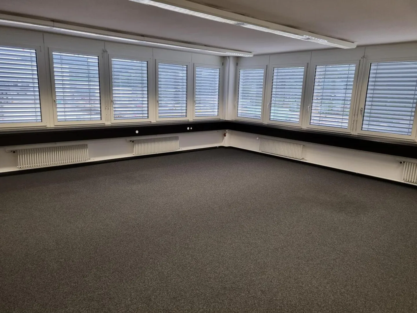 Niederwangen b.Bern, à louer, 250 m2 de bureaux et 230 m2 d'entrepôts - Photo 6 sur 8