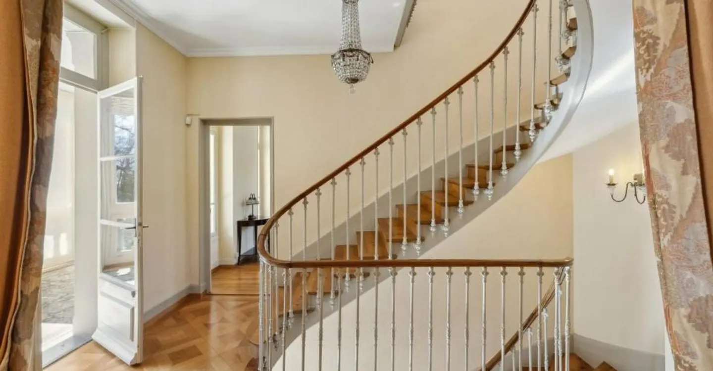 10-Zimmer-Haus - Foto 1 von 12