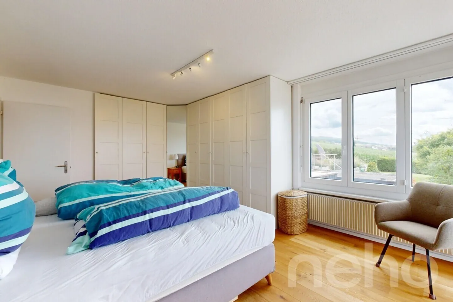 Exclusive 5.5-room apartment in elevated location with panoramic view - Photo 5 of 12