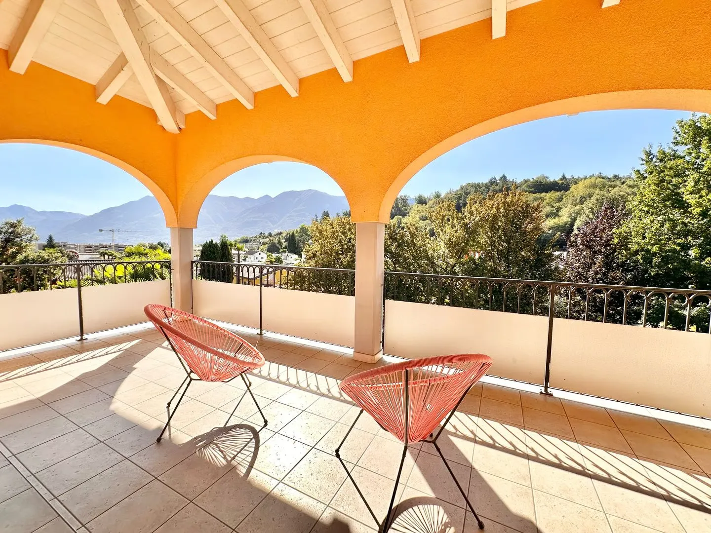Über den Dächern von Losone – eine Terrasse zum Leben und das sanfte Rauschen des Wassers - Foto 1 di 12