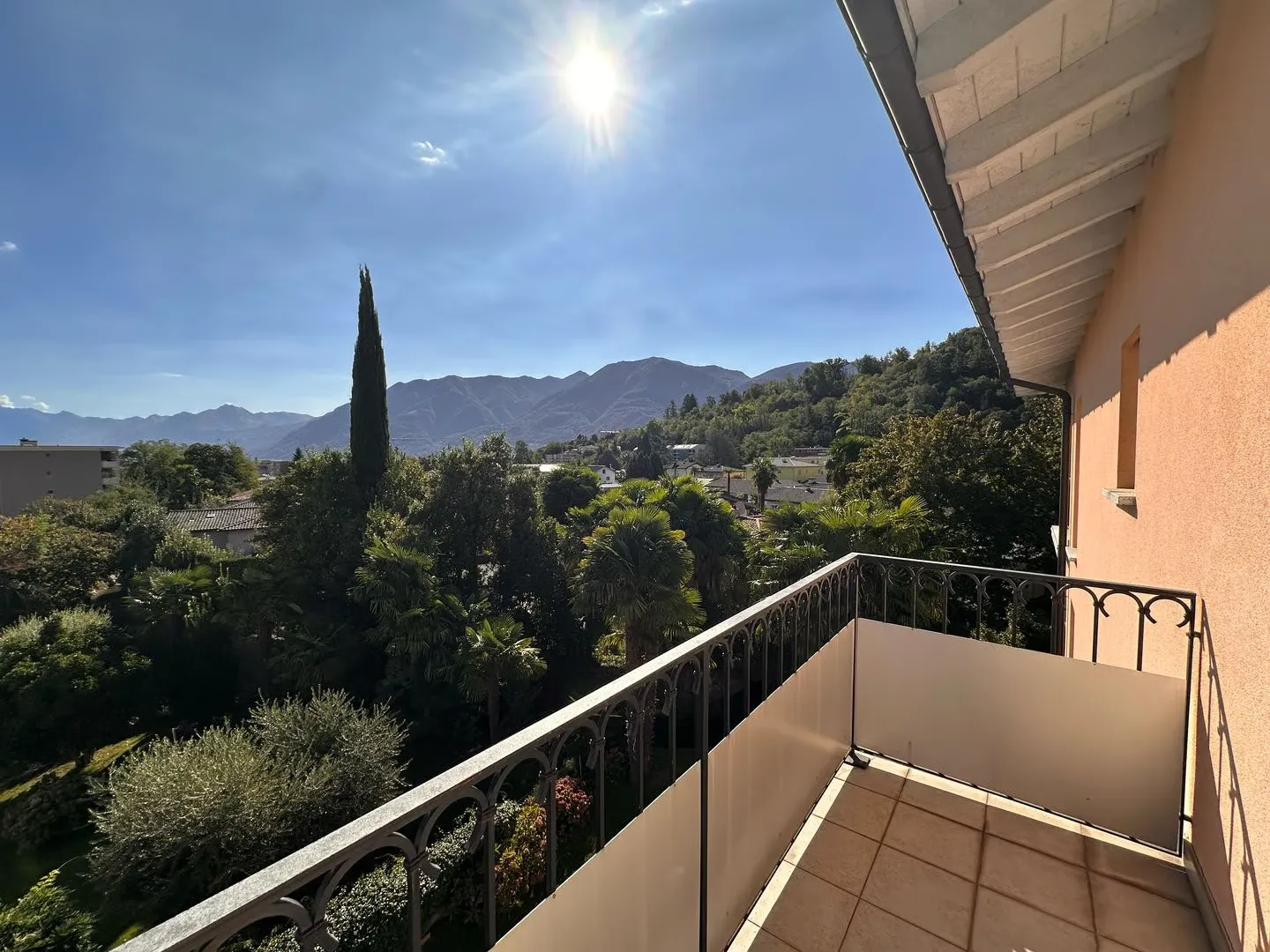 Über den Dächern von Losone – eine Terrasse zum Leben und das sanfte Rauschen des Wassers - Foto 8 di 12