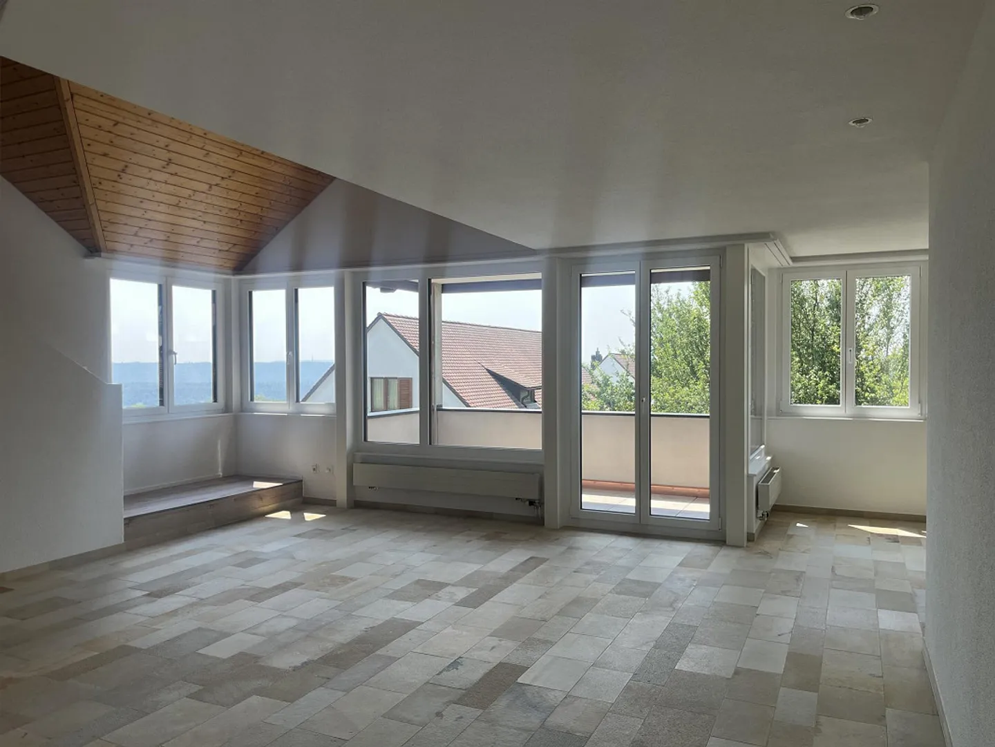 Freshly renovated maisonette apartment with two balconies - Photo 1 of 18
