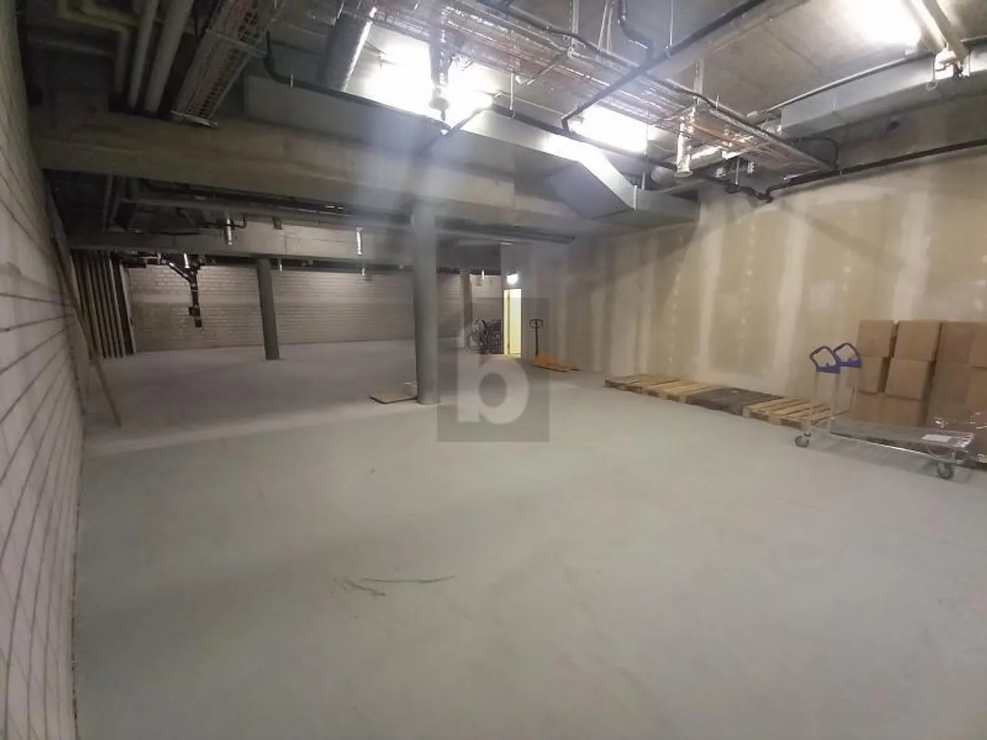 ESPACE DE STOCKAGE DANS UN EMPLACEMENT DE CHOIX - Photo 4 sur 6