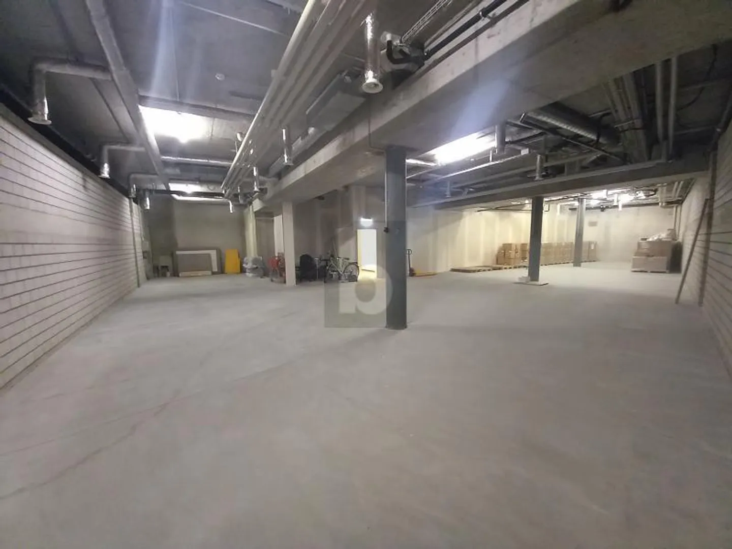 ESPACE DE STOCKAGE DANS UN EMPLACEMENT DE CHOIX - Photo 2 sur 6