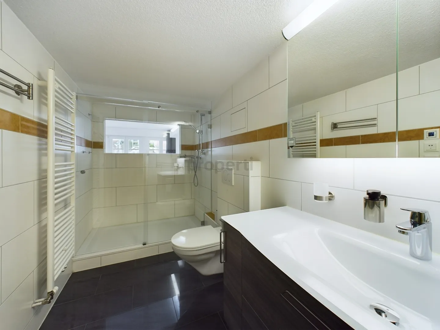 Maison de ville confortable de 4 pièces dans un emplacement central à Rüti - Photo 10 sur 11