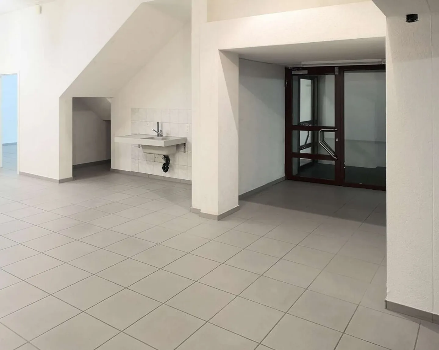 Spazio di stoccaggio in una buona posizione - Foto 3 di 5