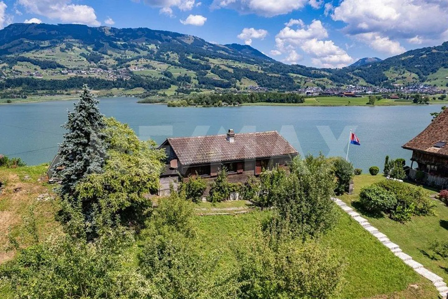 Charming 3-room single-family house with dream lake view in Lauerz SZ - Photo 1 of 13