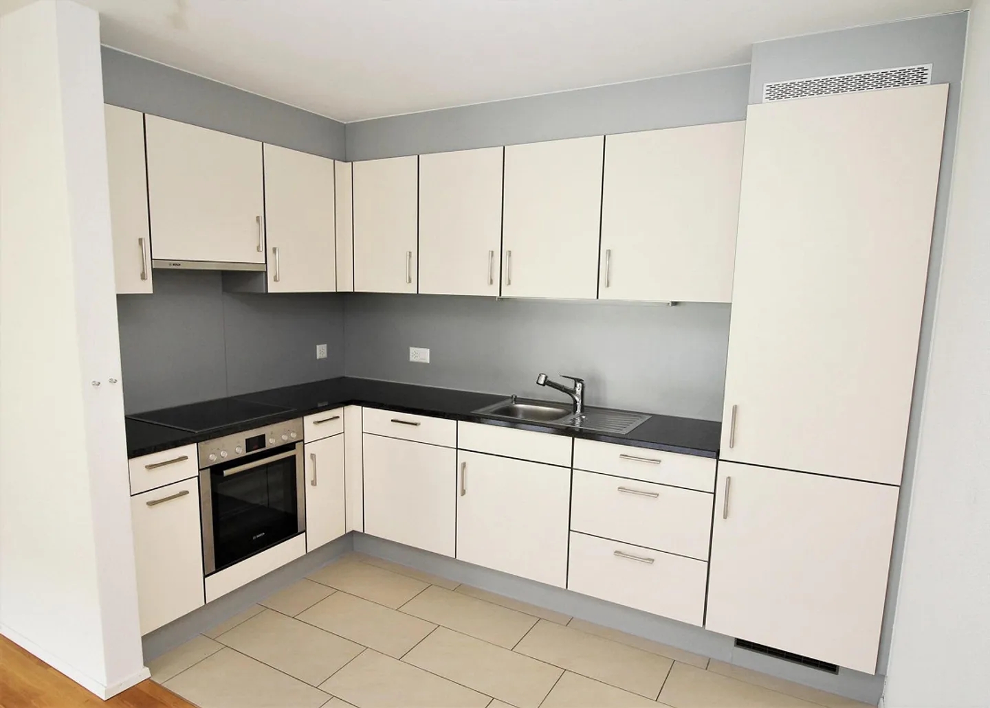 Moderne 3.5-Zimmerwohnung mit Balkon - Foto 2 von 9