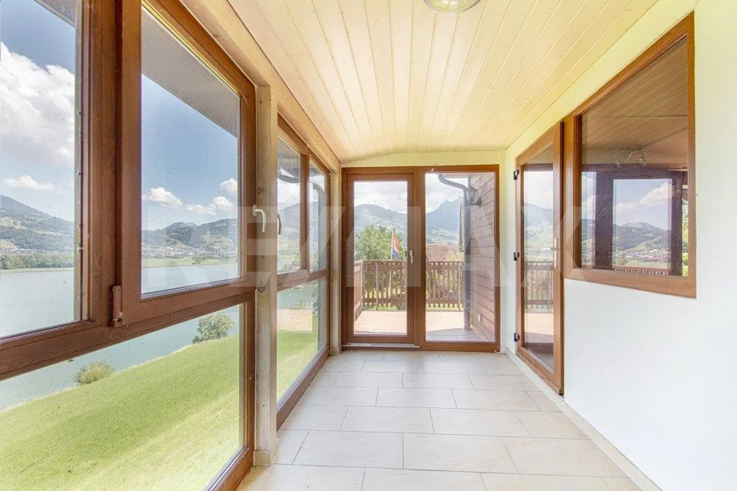 Charming 3-room single-family house with dream lake view in Lauerz SZ - Photo 6 of 13