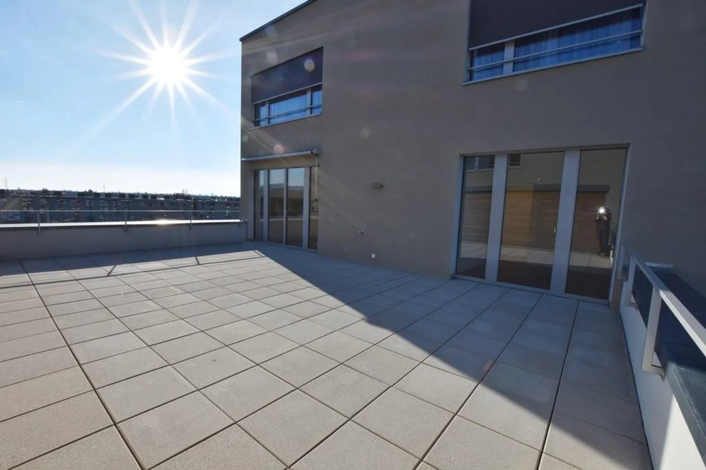 Appartement moderne de 3,5 pièces avec grande terrasse à la gare de Lyss - Photo 1 sur 9