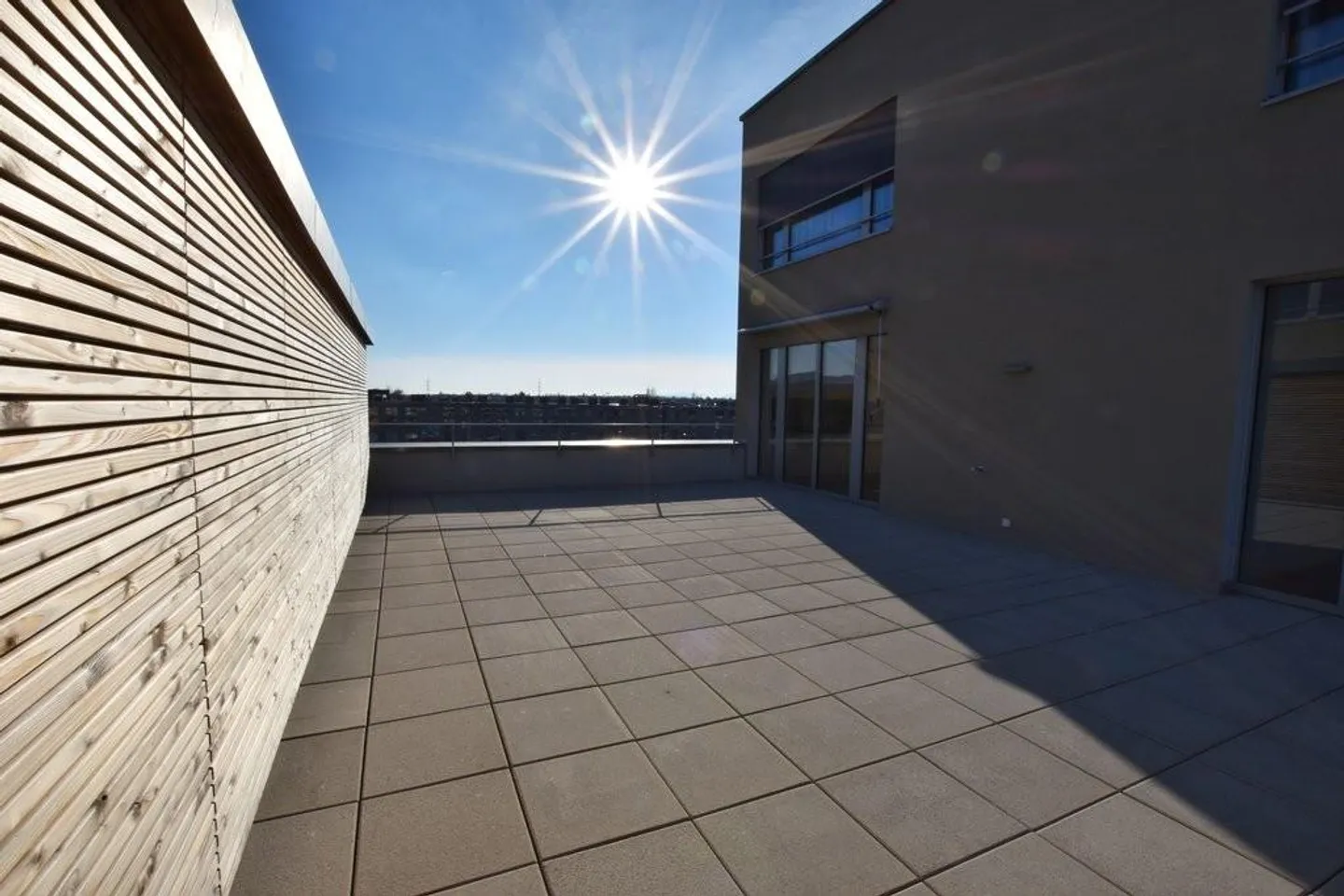 Appartement moderne de 3,5 pièces avec grande terrasse à la gare de Lyss - Photo 2 sur 9
