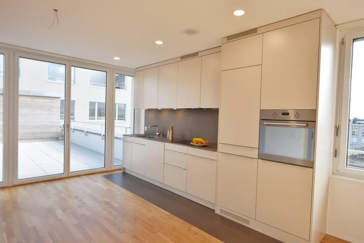 Appartement moderne de 3,5 pièces avec grande terrasse à la gare de Lyss - Photo 3 sur 9