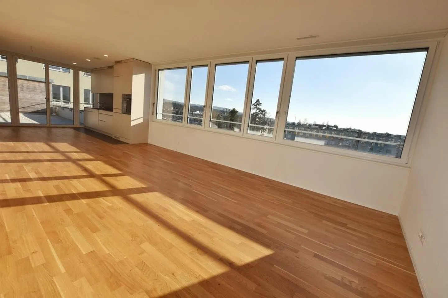 Appartement moderne de 3,5 pièces avec grande terrasse à la gare de Lyss - Photo 5 sur 9
