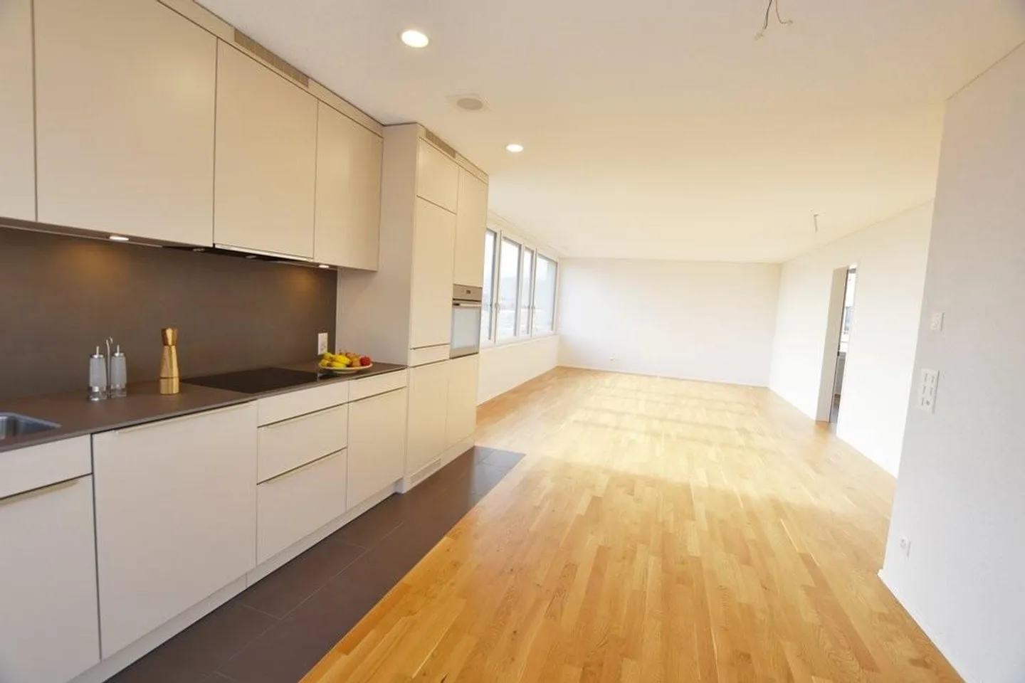 Appartement moderne de 3,5 pièces avec grande terrasse à la gare de Lyss - Photo 4 sur 9
