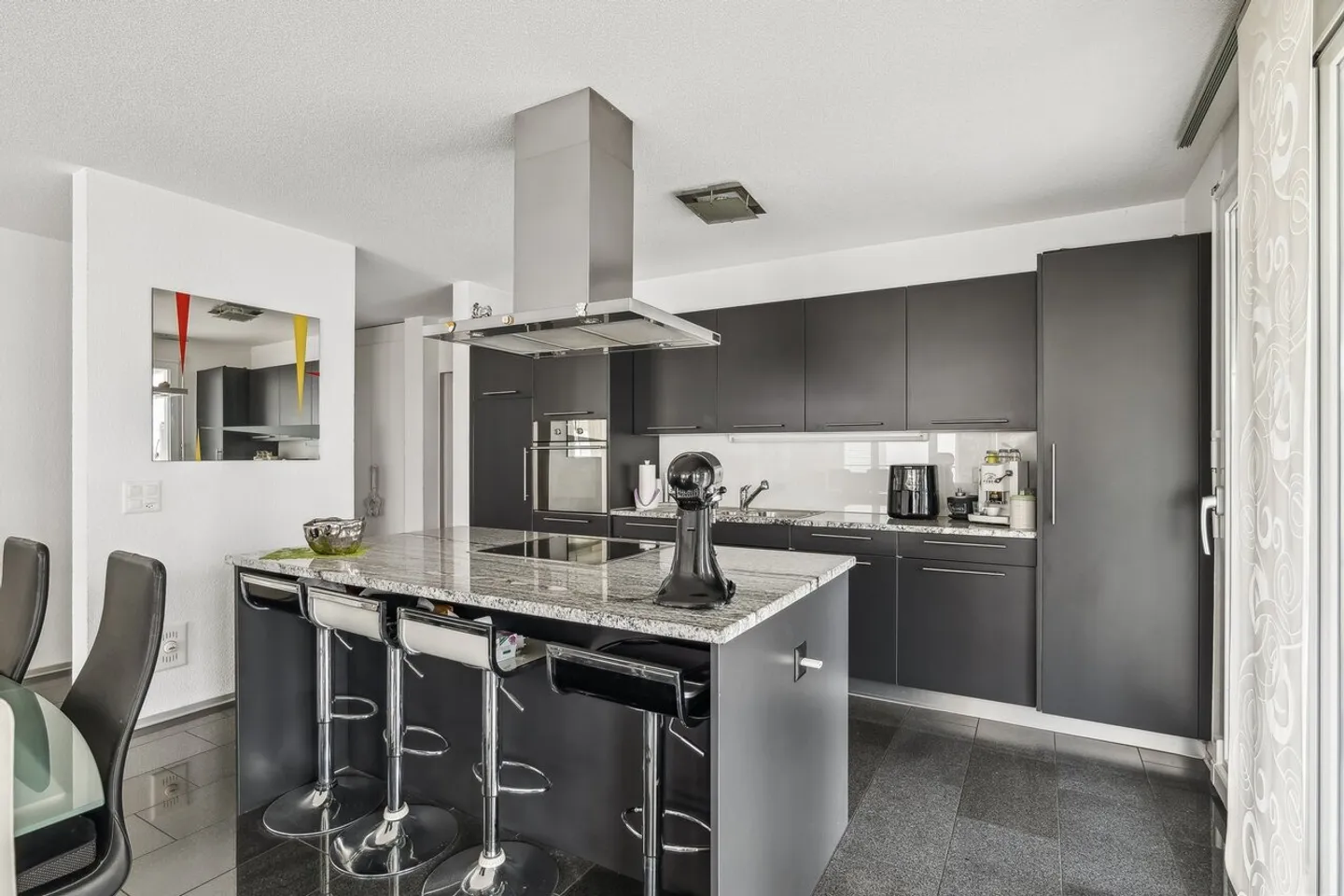 Vivere con comfort: spazioso appartamento di 5,5 stanze a Bienne! - Foto 2 di 11