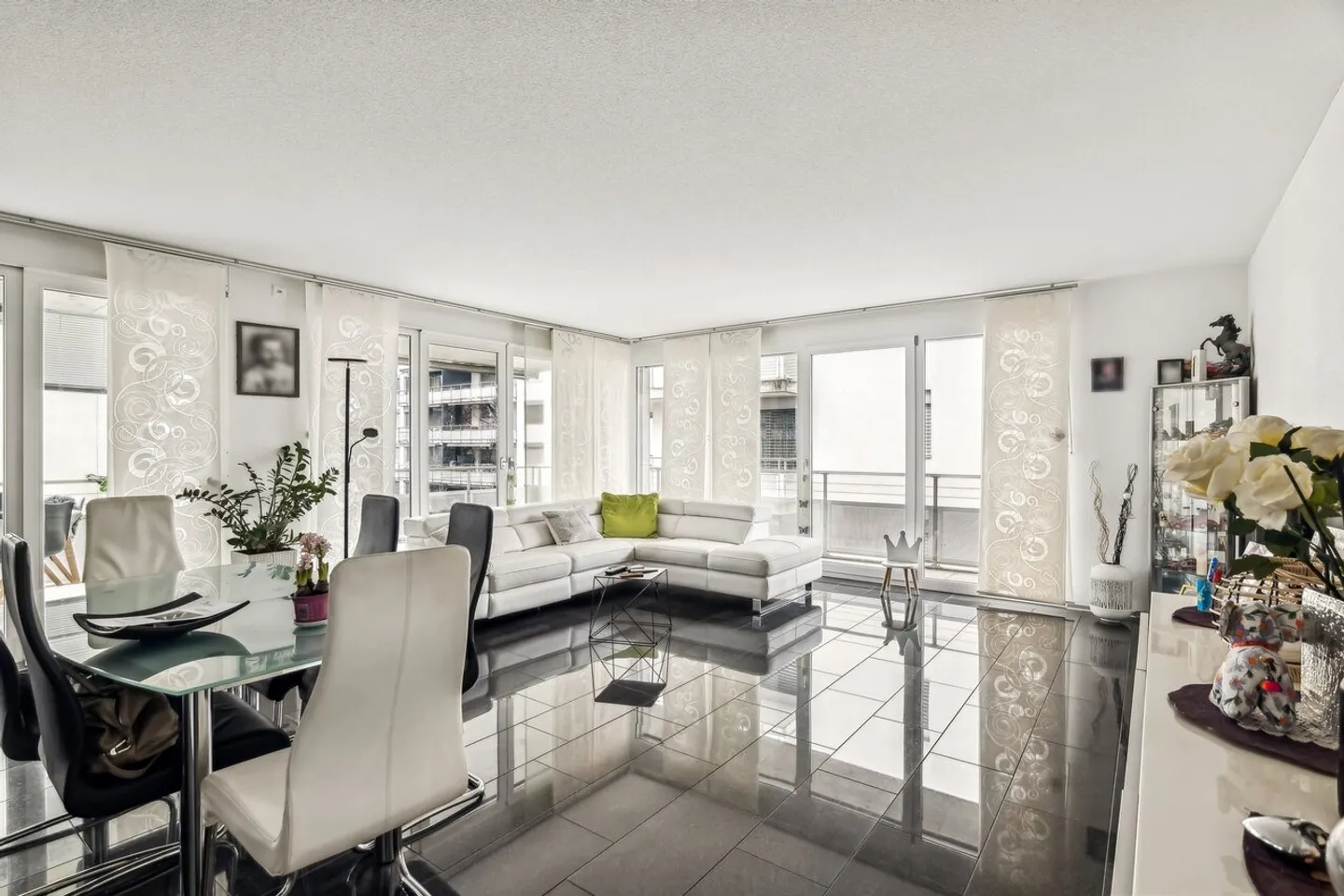 Vivere con comfort: spazioso appartamento di 5,5 stanze a Bienne! - Foto 3 di 11